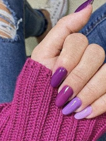 Unhas roxas: 5 estilos para inspirar a nail art da semana