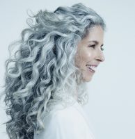 Como disfarçar o cabelo branco? Confira 7 dicas que vão mudar a sua vida