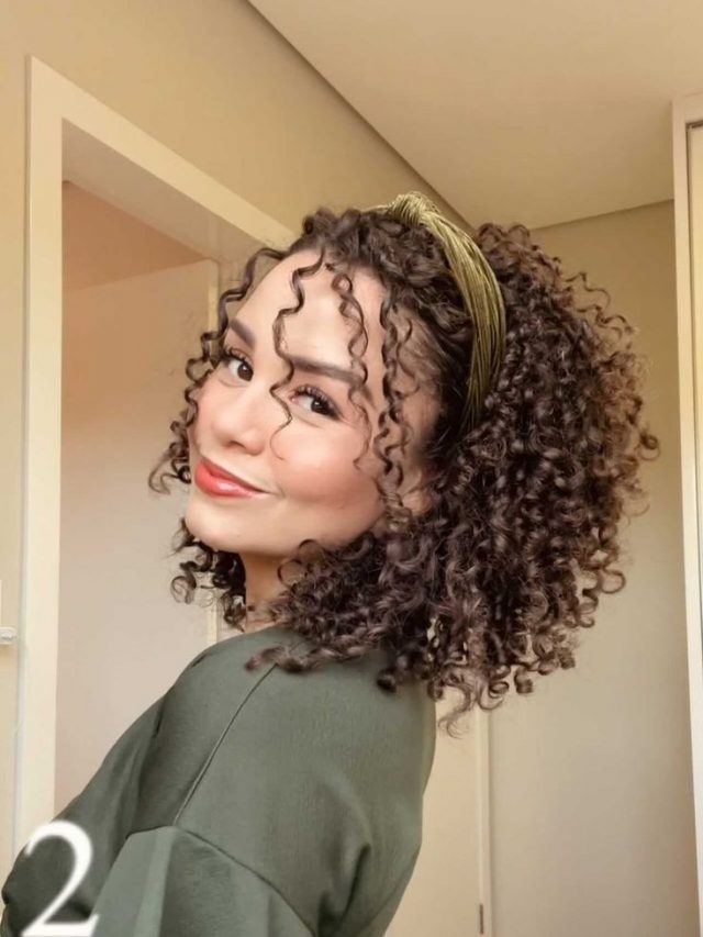 Cabelo médio e cacheado
