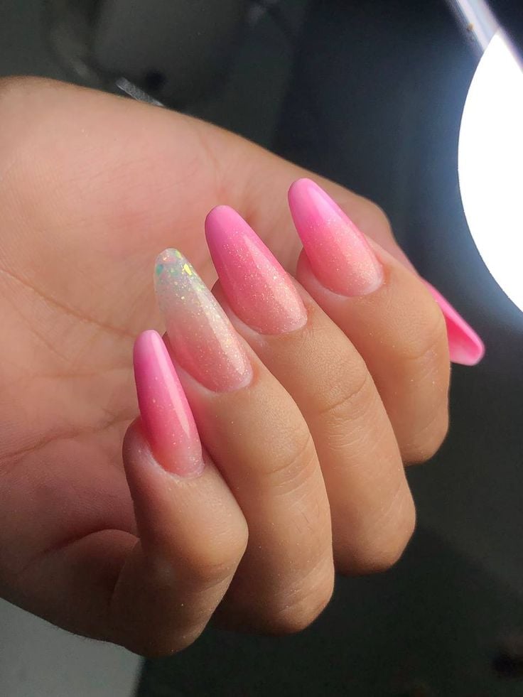 Inspiração de unha rosa com glitter