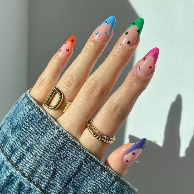 Que tal apostar na lovecore e colar corações nas unhas?