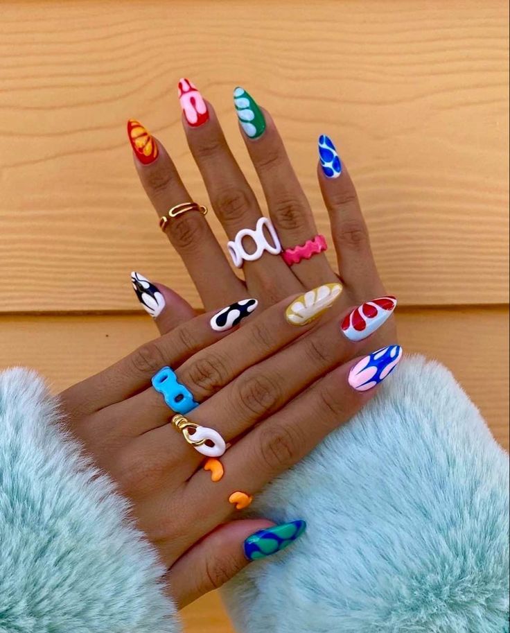 Aliás, unhas com estampas diferentes são ótimas opções