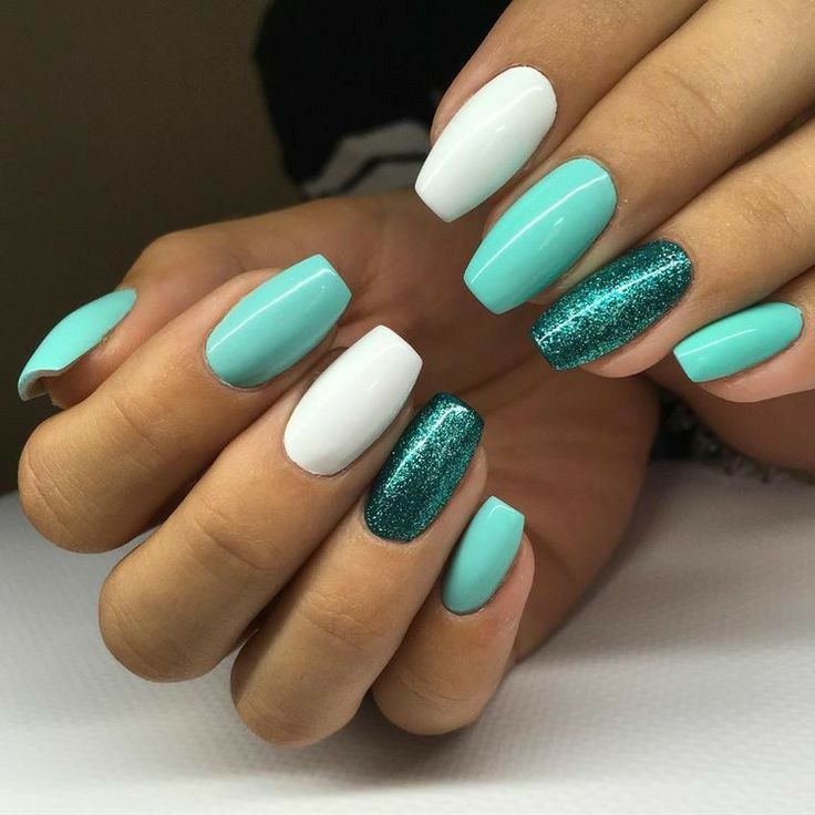 Para uma nail art de respeito, mescle o verde água com outras cores.