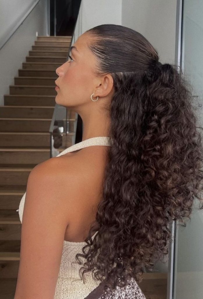 O estilo meio preso é ótimo para dias de cabelo oleoso 