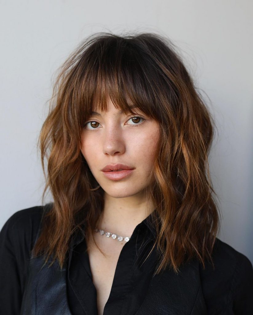 Cabelo médio iluminado: 7 inspirações do corte para o verão 2024