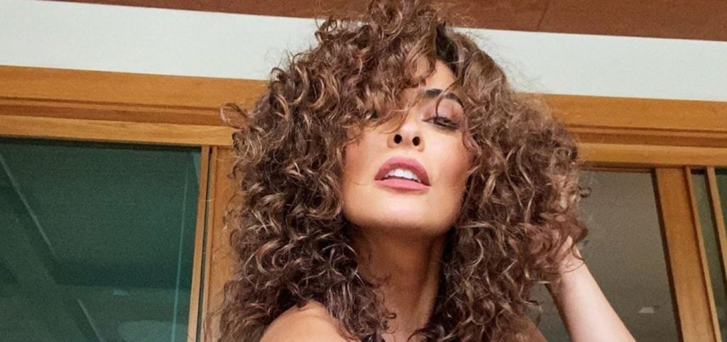 Cabelo médio cacheado: 9 inspirações do corte para apostar em 2024