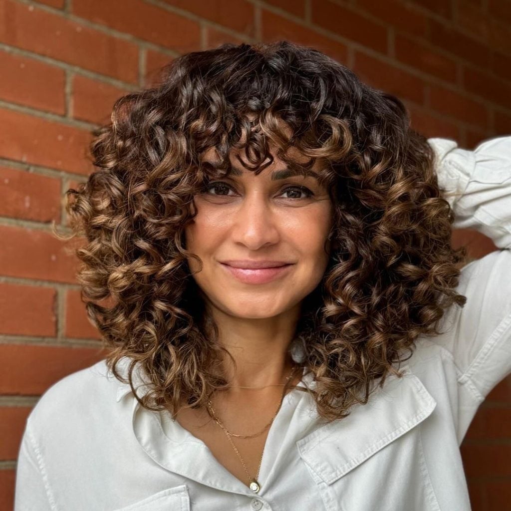 Cabelo médio iluminado: 7 inspirações do corte para o verão 2024