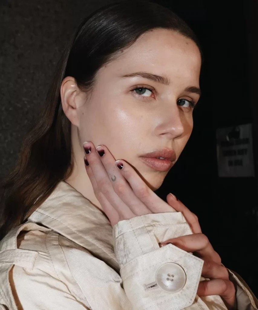 Nail art ombré é tendência em 2024 