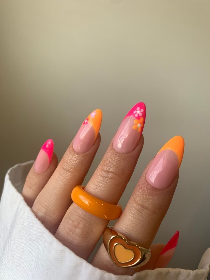 Nail art rosa e laranja com flor 