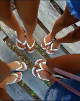 pés com chinelo branco
