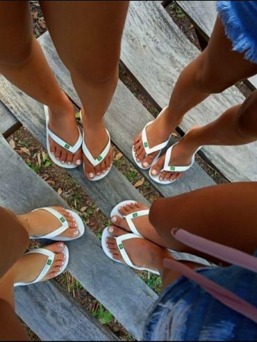 pés com chinelo branco
