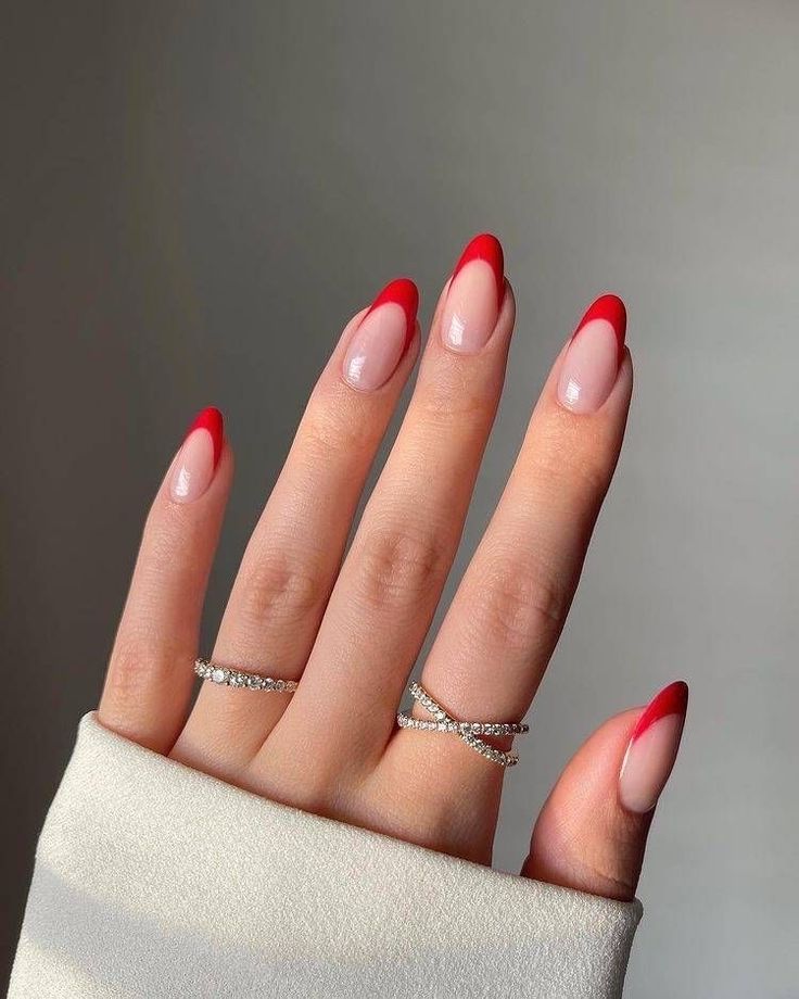 Unha francesinha com esmalte vermelho