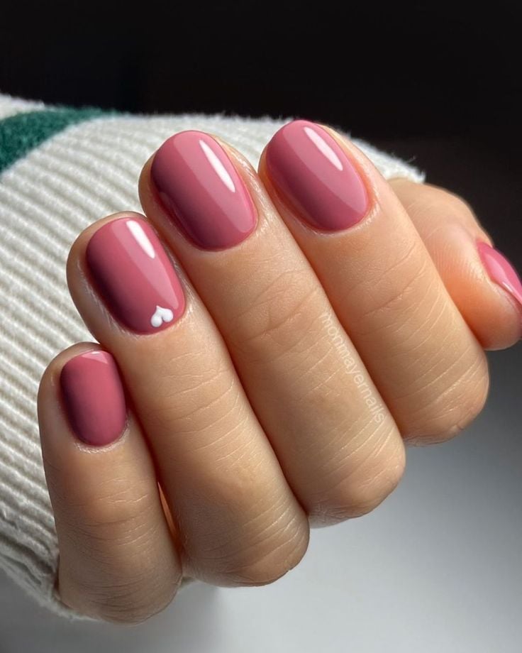 Ademais, confira tons de rosa para as unhas