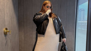 Mulher gorda com vestido branco e jaqueta jeans