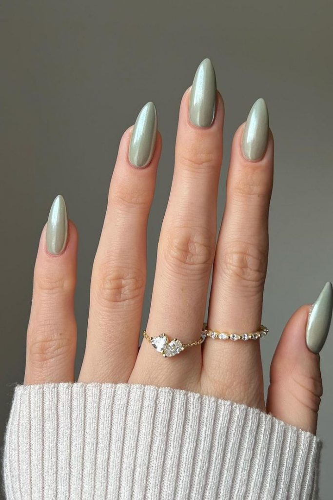 Unhas cromadas são chiques e elegantes