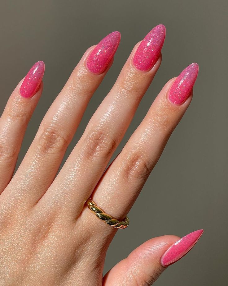 Unha rosa com glitter é chique e estilosa
