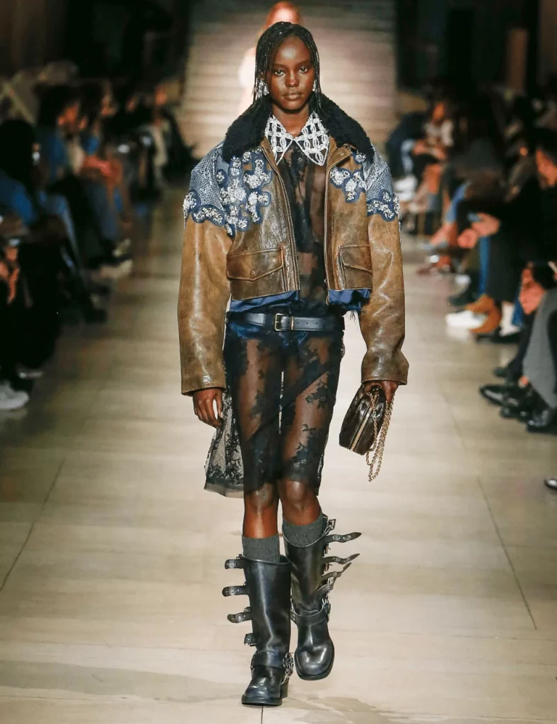 Mulher negra desfilando para a Miu Miu com biker boots