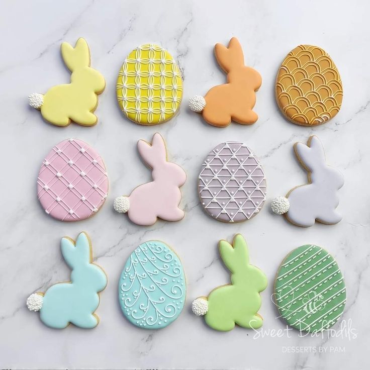 Biscoitos de ovo da Páscoa e coelho dispostos em uma mesa