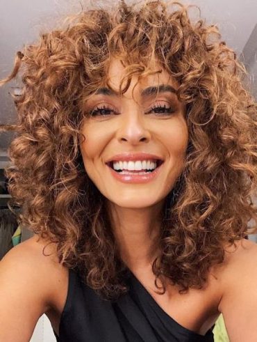 Juliana Paes com o corte shaggy no cabelo cacheado