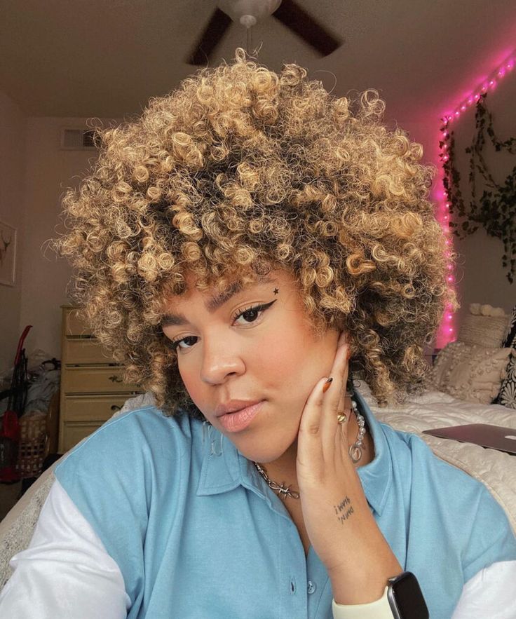 Mulher negra com cabelo crespo loiro mel
