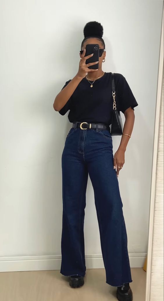 Mulher vestindo t-shirt preta e calça wide leg de lavagem escura