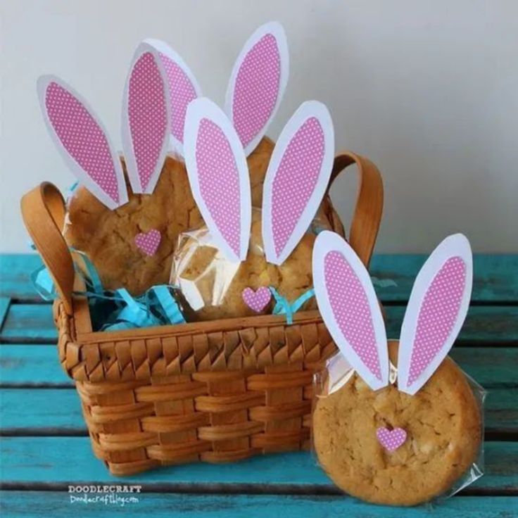 Cookies com orelhinha de coelha em uma cesta
