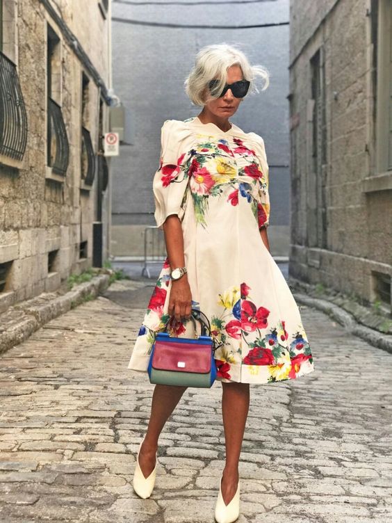 Mulher de 60 anos caminhando com vestido colorido