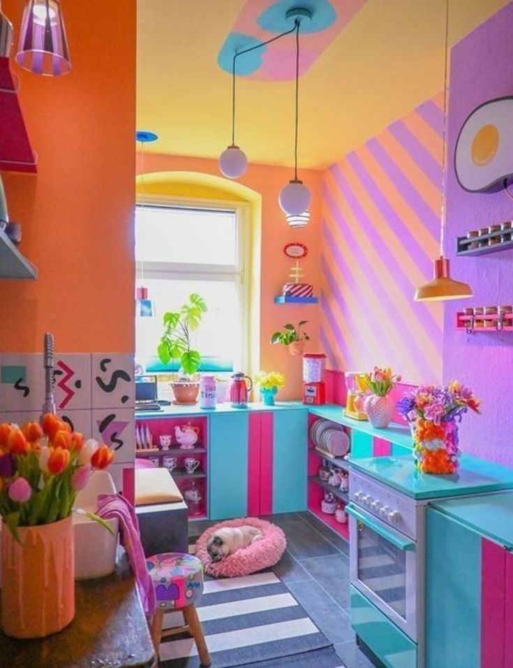 Cozinha colorida com listras no chão e parede
