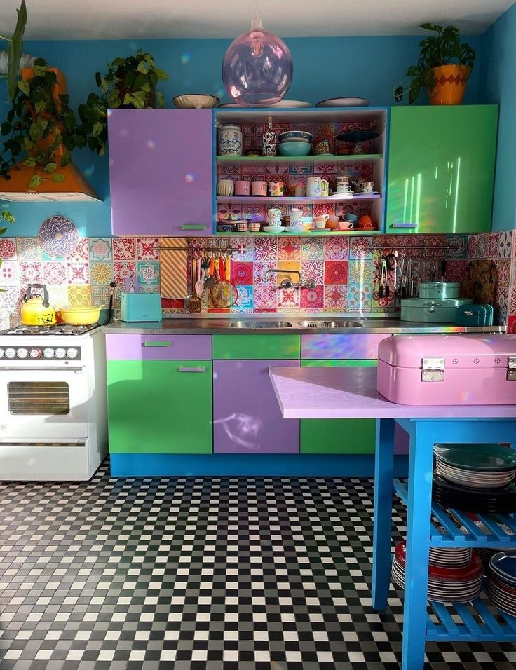 Piso e cores contrastantes na cozinha
