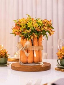 Decoração de mesa para a Páscoa com cenouras e flores
