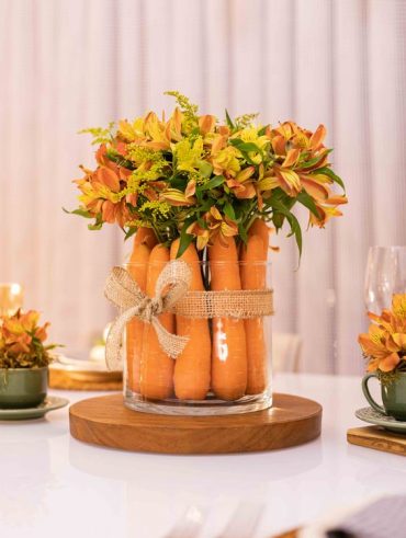 Decoração de mesa para a Páscoa com cenouras e flores