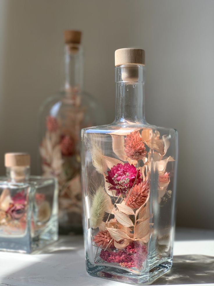 Garrafa de vidro com flores secas