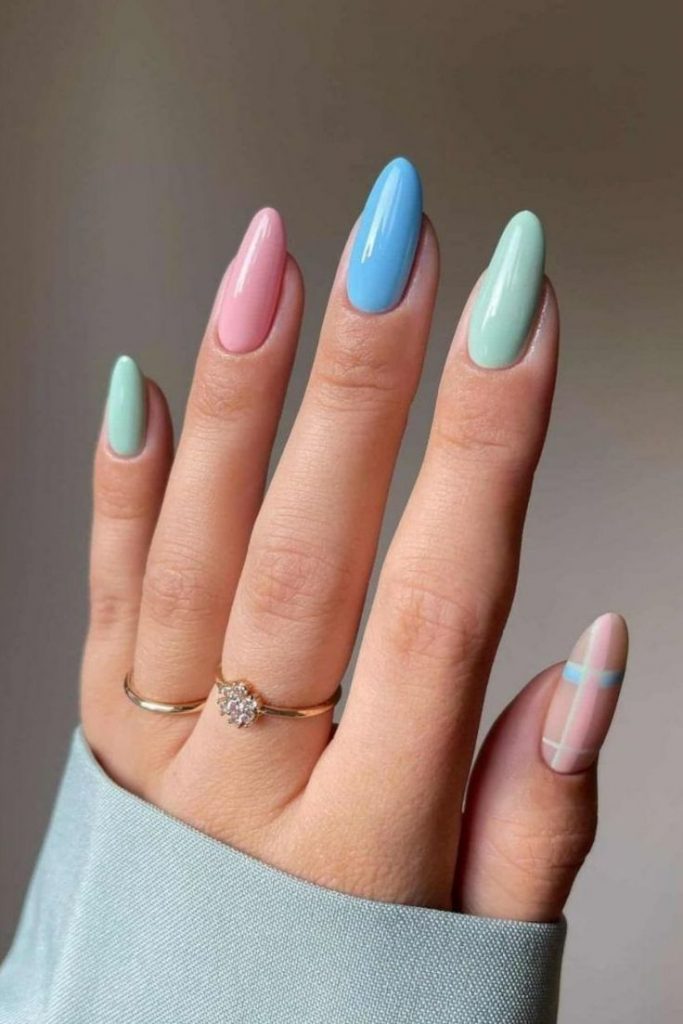 Esmaltação com nail art colorida