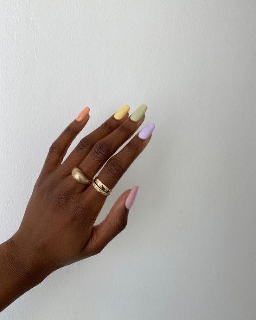 Esmaltação delicada em tom pastel