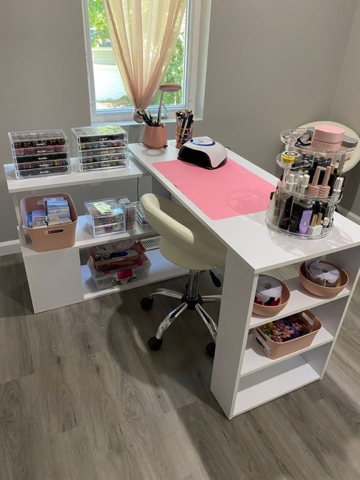 Cantinho da manicure com bancada e prateleiras