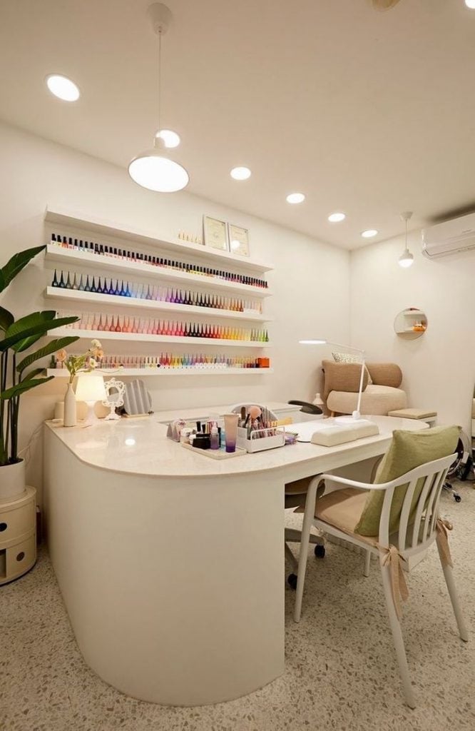 Ambiente em cores claras, cadeira e bancada