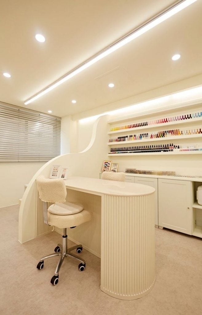 Cantinho da manicure em cores claras e alguns pontos de cor