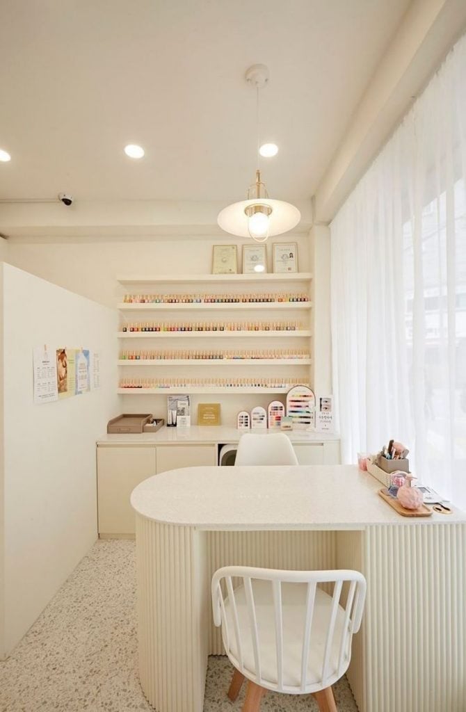 Cantinho da manicure em cores neutras e poucos detalhes em cor