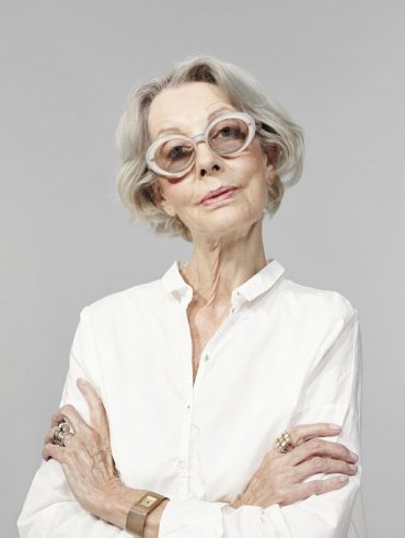 Cabelo curto e moderno de mulher de 60 anos de óculos