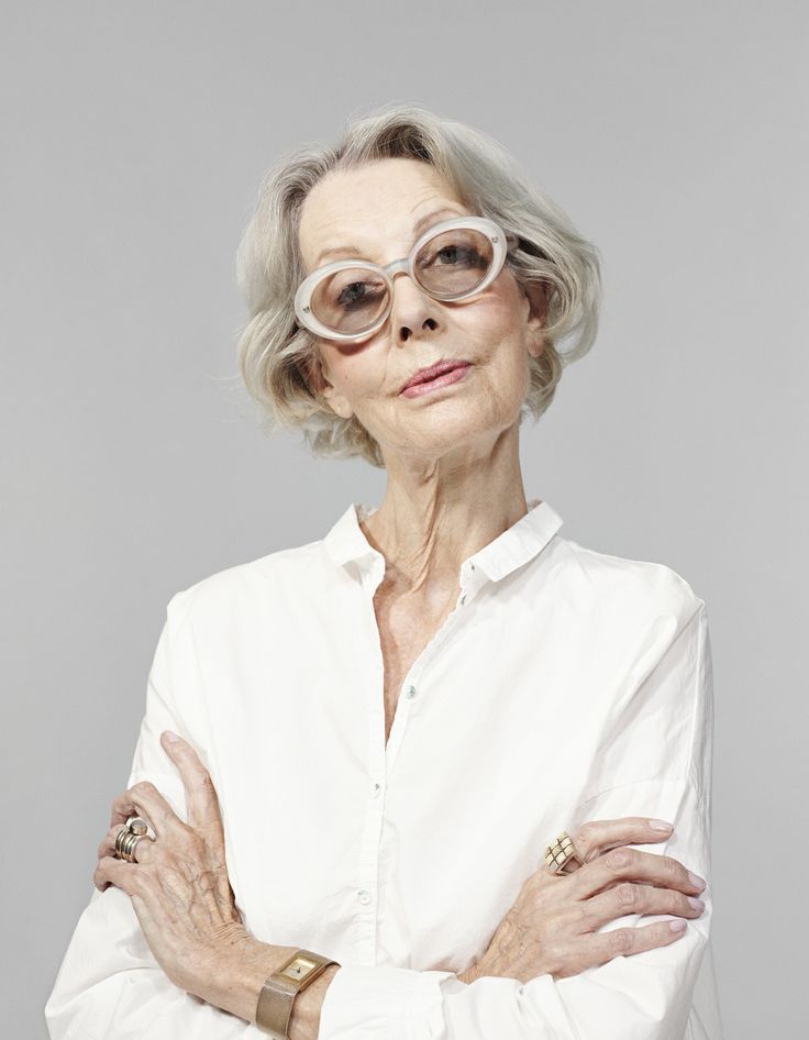 Cabelo curto e moderno de mulher de 60 anos de óculos