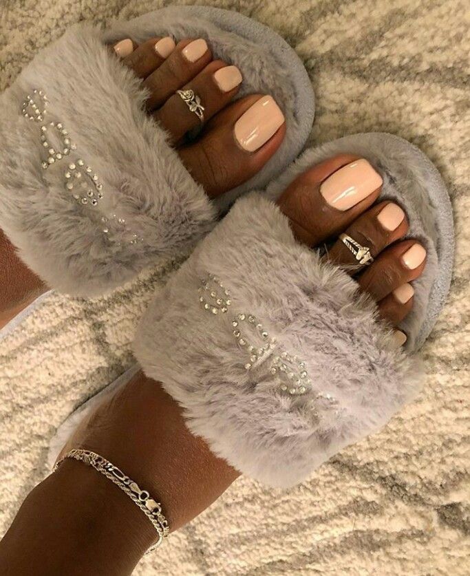 Pé de pele negra com esmalte pêssego peach fuzz