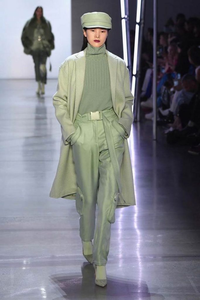 Combinar tons de verde é uma boa opção para quem busca um visual monocromático