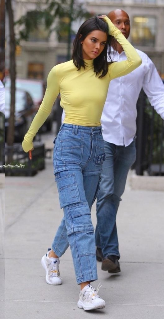 Look com calça cargo e tênis