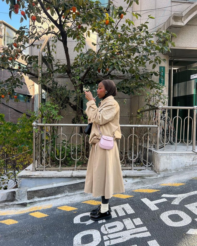 Look monocromático com saia no inverno