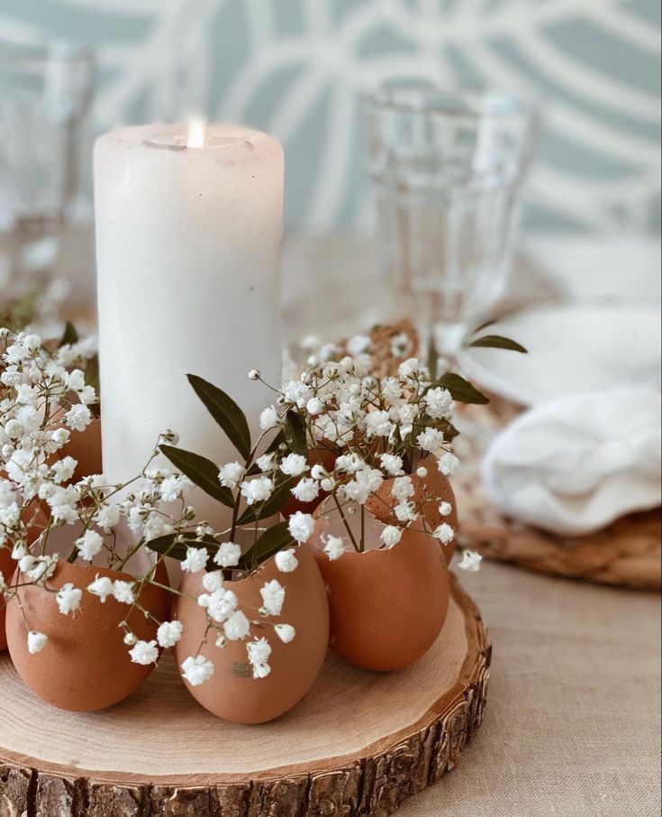 Composição com velas, cascas de ovos e florzinhas secas