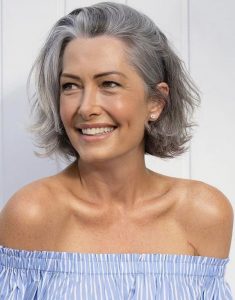 Mulher de 50 anos com cabelo curto estilo bob - Like Magazine