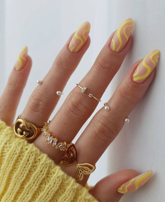 Mão com nail art amarela