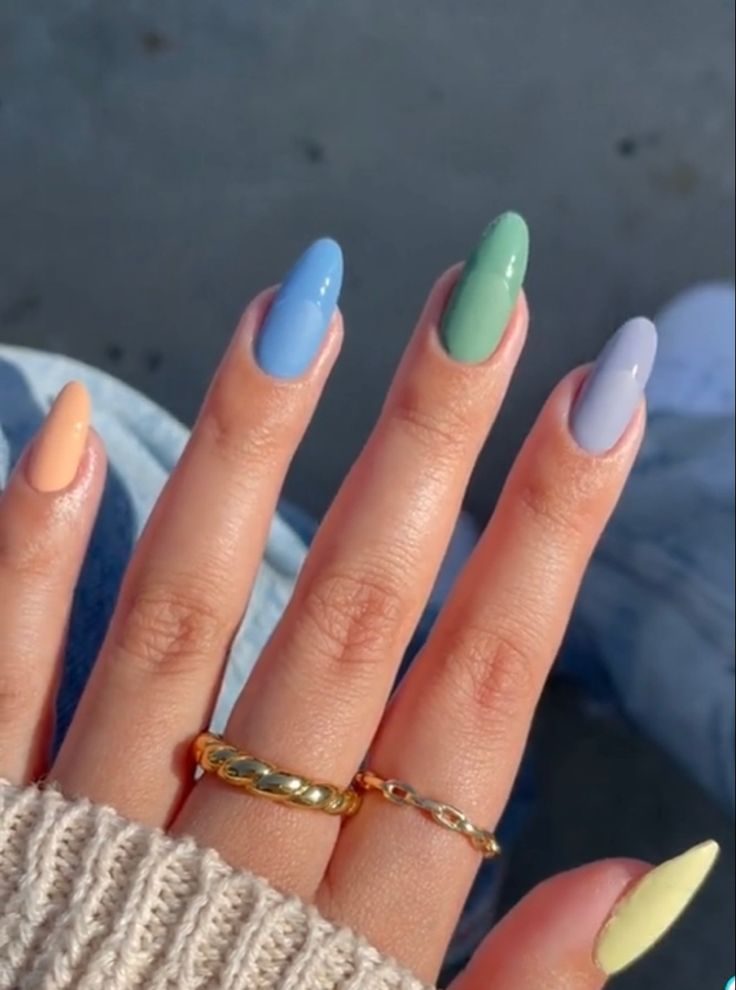 Nail art colorida para 2024