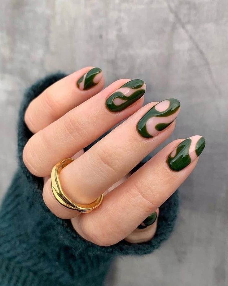 Nail art com esmalte verde