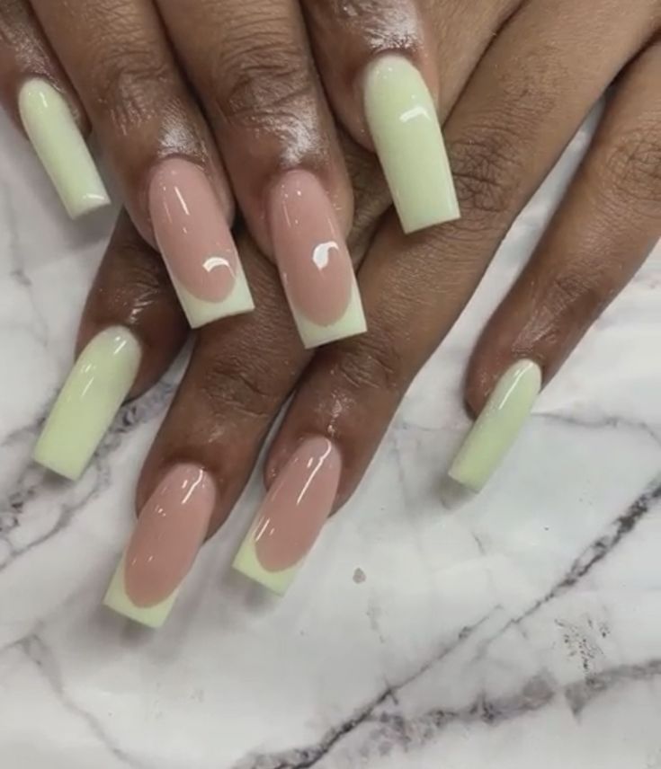 Nail art com esmalte verde